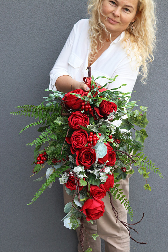 Red Roses, bukiet nagrobny zimowy z ostrokrzewem, dł.90cm