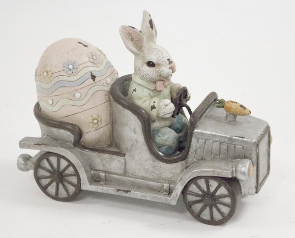 OD RĘKI Automobil B, figurka zając królik auto Wielkanoc, wym.15x20x9cm