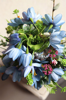 Bluelli, bukiet wielkanocny krokusów w srebrnej donicy, wym.30x21cm 