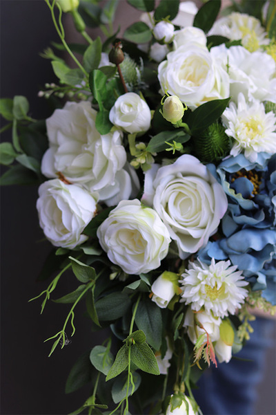 Blue Oceania 2, kompozycja kwiatowa w naczyniu