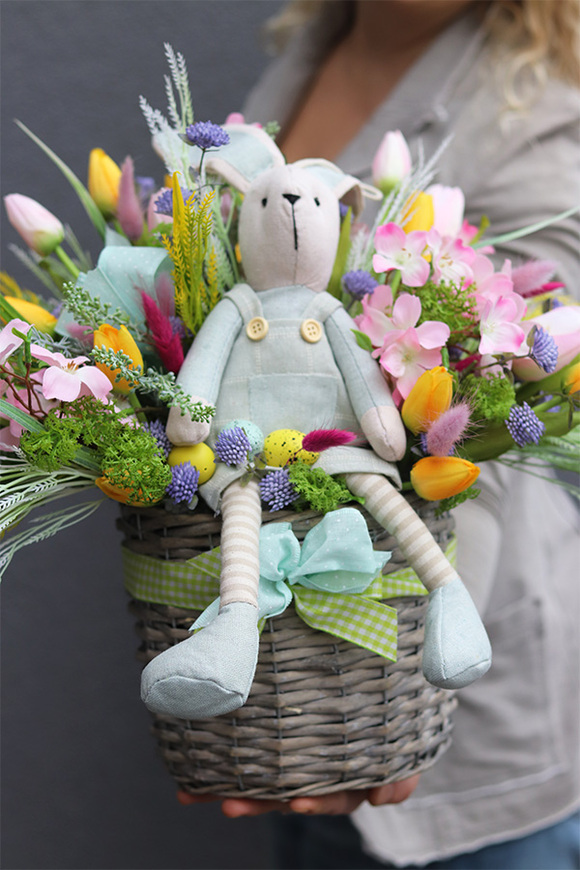 koszyczek wielkanocny z zającem, Radosna Wiosna, wym.42x42cm