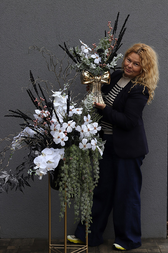 Gold&Black Christmas, zimowa dekoracja w donicy na stojaku