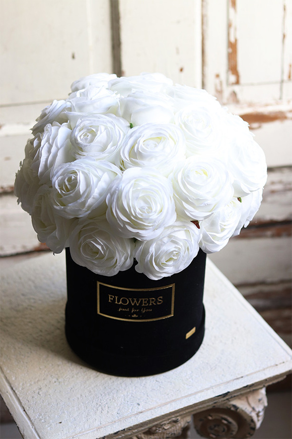 Magnatia, welurowy flowerbox z białymi różami, wys.35x26cm