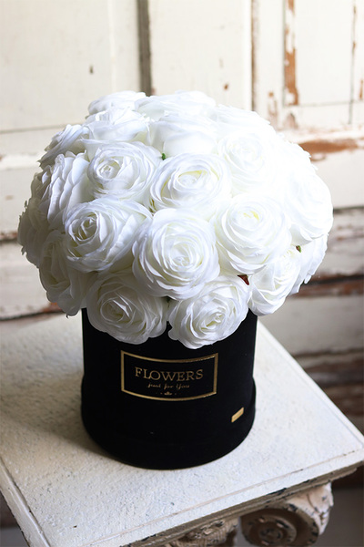 Magnatia, welurowy flowerbox z białymi różami, wys.35x26cm