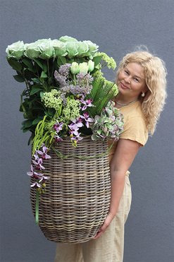 Green Rose Bahama, kompozycja z kwiatami w koszu, wys.105cm