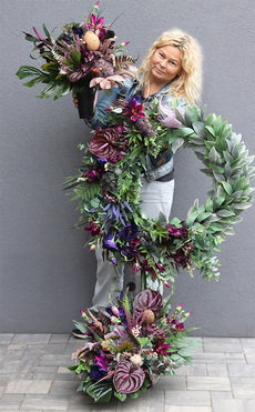 Plum Nedia, wieniec nagrobny z fioletowymi kwiatami, śr.76cm