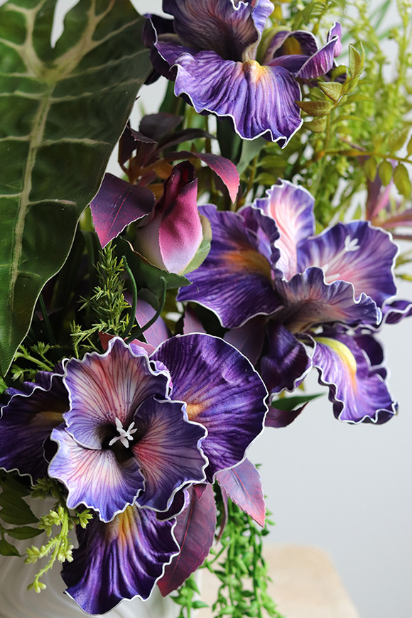 Iryski, nowoczesna kompozycja wiosenna, wym.43x55x27cm