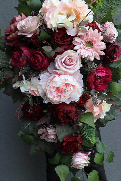 Jefusa, wiązanka nagrobna z bordowymi różami