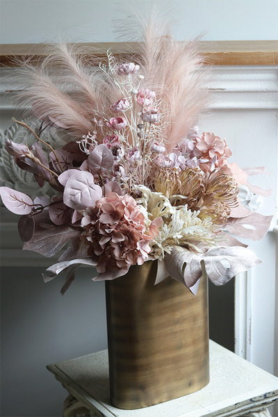 Boho House, kompozycja kwiatowa w metalowym wazonie