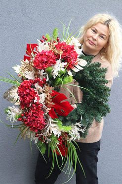 Dorotea, wieniec nagrobny z czerwonymi kwiatami i monsterą, śr.60cm 