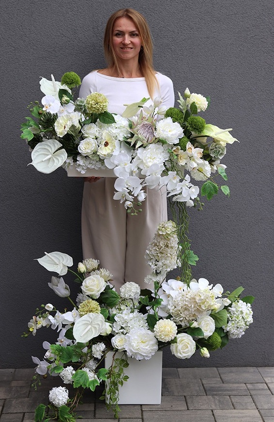 Rozdroże Biel, kompozycja kwiatowa w donicy fiberglass