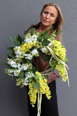 Złotokłos, asymetryczny wianek z żółtą wisterią i bzem, śr.53cm 