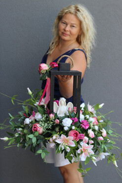 Angelo Garden Dark pink Wood, kompozycja nagrobna z lampionem, wys.54cm