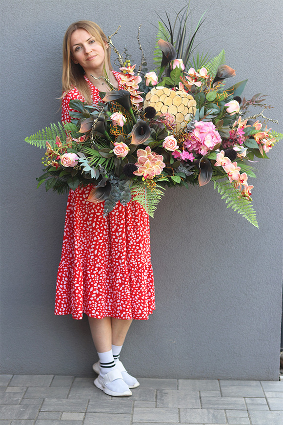 Big Dorissa, duża wiązanka nagrobna z kaliami