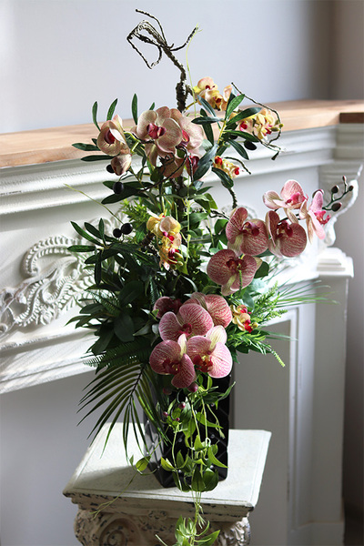 Lucille Gerano Granada Black, kompozycja ze storczykiem w wazonie