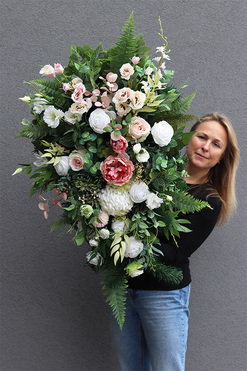 Różowy Anioł, elegancka wiązanka nagrobna, dł.85cm