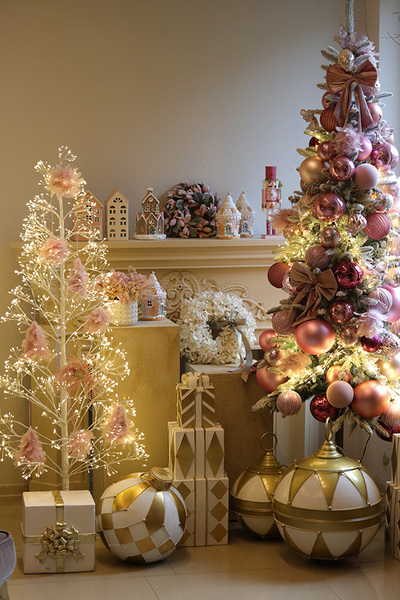 Pudrova Panna, różowa zawieszka świąteczna kwiat z piór