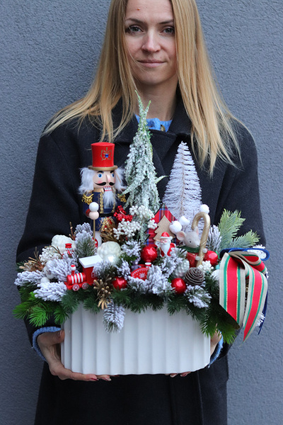 Efektowny, stroik świąteczny z dziadkiem