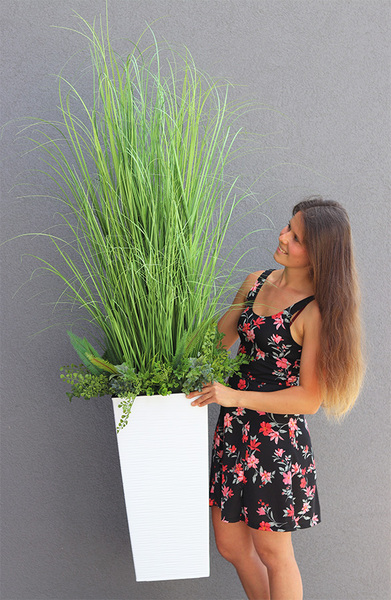 Anna Modern White 2, kompozycja z traw w dłutowanej donicy, wys.160cm
