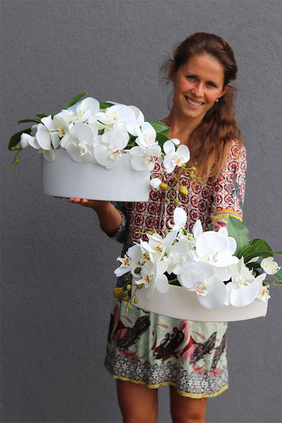 Dekoria Orchidelia, kompozycja z orchideą w podłużnym naczyniu