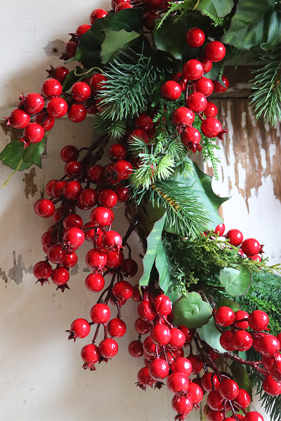 Koralowy, zimowy wianek z owocami i dzwonkiem