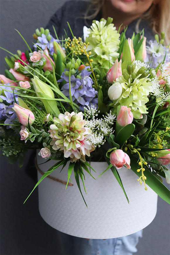 Wiosna, flowerbox z tulipanami i hiacyntami