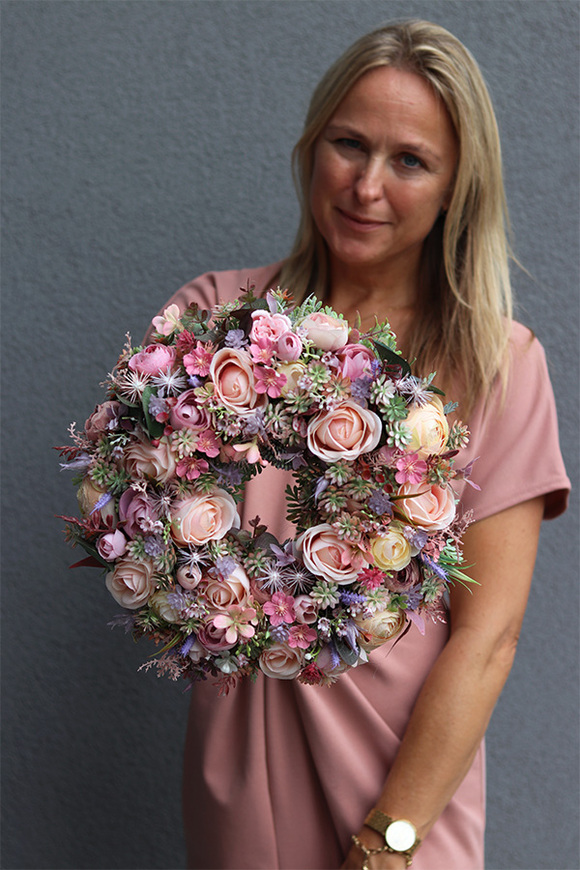 Kerra, wianek kwiatowy na drzwi