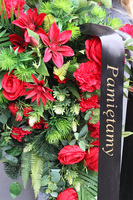 Red Violla, wiązanka nagrobna z czerwonymi kwiatami