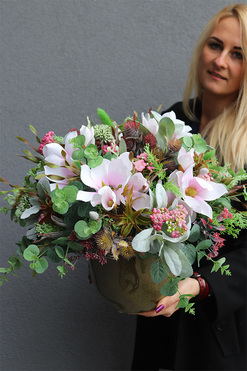 Adelita Olive, efektowna kompozycja kwiatowa w wazonie, wym. 45x45cm