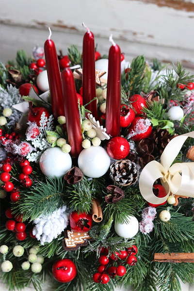 stroik z 4 czerwonymi świeczkami