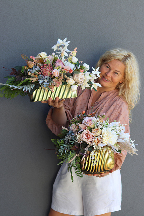 Początek Jesieni, kompozycja kwiatowa w złotej misie