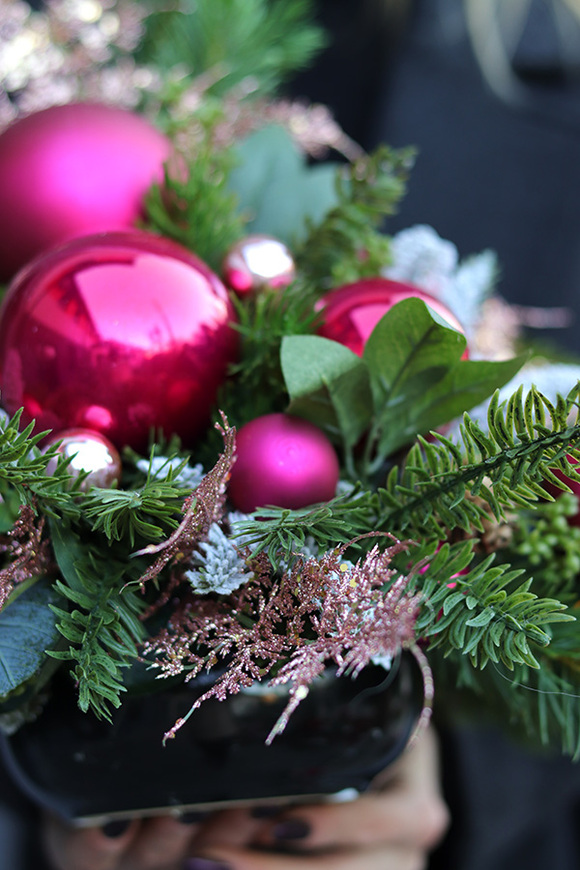 Magenta Xmas, świąteczna kompozycja nagrobna w misie