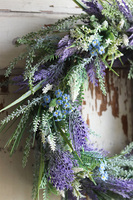 atrakcyjny kwiatowy wianek z szafirkami, Felisa Lavenderra, śr.43cm 