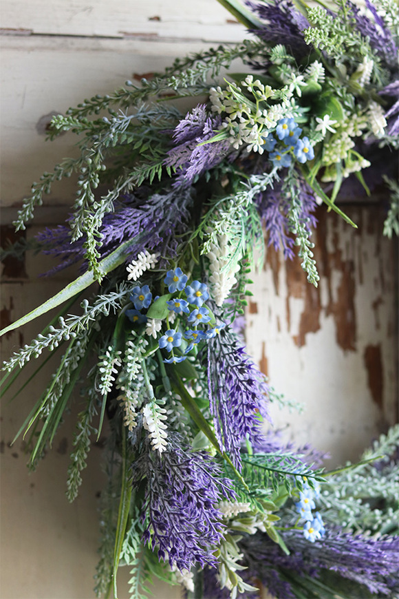 atrakcyjny kwiatowy wianek z szafirkami, Felisa Lavenderra, śr.43cm 