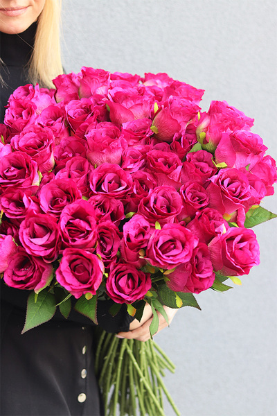 Maria Callas, bukiet amarantowych róż