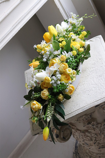 Amira Long, dekoracja kwiatowa na stół Wielkanocny