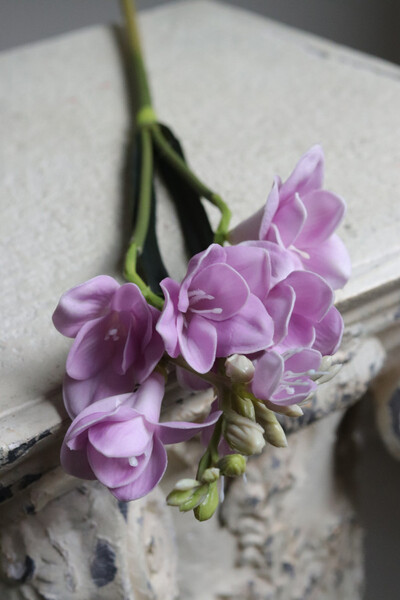 Frezje, gumowe sztuczne kwiaty, gałązka liliowa