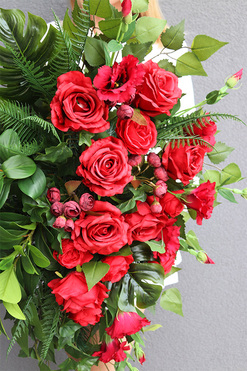 Dekoluena Red 2, wiązanka nagrobna z czerwonymi różami, dł.75cm 