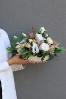 November Boho Chicc, kompozycja kwiatowa w białej misie