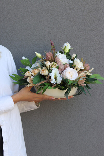 November Boho Chicc, kompozycja kwiatowa w białej misie