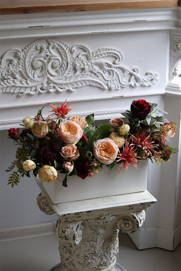 Miodowy Dom Banerra, kompozycja kwiatowa w donicy