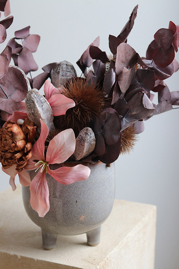 Izaria 2, kompozycja kwiatowa w naczyniu z suszem