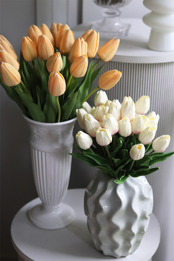 Morelle Tulips, bukiet kwiatów w wazonie