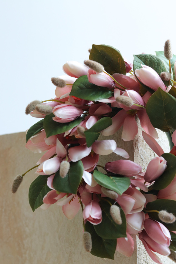 Magnolia Pudrova, wianek z kwiatów magnolii