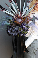 Mortario Violet Vinn, nowoczesny bukiet nagrobny w wazonie