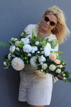 Ministeria 2, elegancka kompozycja kwiatowa w misie, wym.32x60x50cm