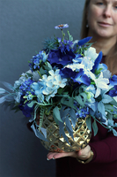 Gerinia 2, błękitna kompozycja kwiatowa w złotej donicy