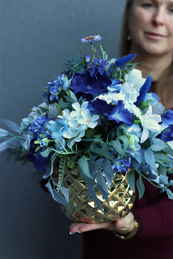 Gerinia 2, błękitna kompozycja kwiatowa w złotej donicy