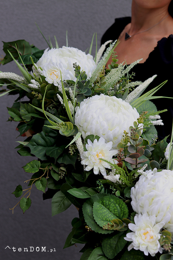 Dacja White, girlanda nagrobna na desce