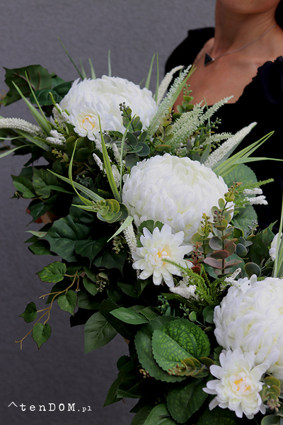 Dacja White, girlanda nagrobna na desce